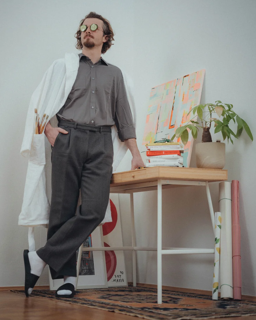 Ein Mann mit Gurkenscheiben auf den Augen im Kreativstudio